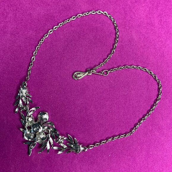 Silver wash necklace with Crystal centers in flower/leaf station, Vintage - Picture 4 of 5